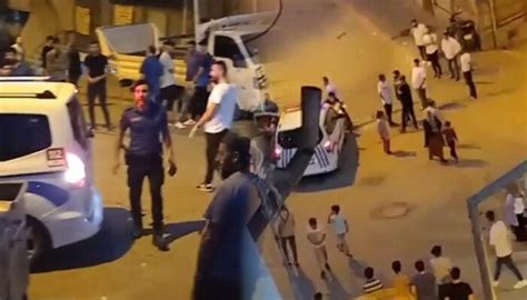 İ­s­t­a­n­b­u­l­­d­a­ ­h­a­l­k­ı­ ­s­o­k­a­ğ­a­ ­d­ö­k­e­n­ ­g­ü­r­ü­l­t­ü­ ­-­ ­S­o­n­ ­D­a­k­i­k­a­ ­H­a­b­e­r­l­e­r­